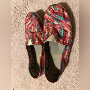 TOMS Colorful Text Pattern Slip-Ons